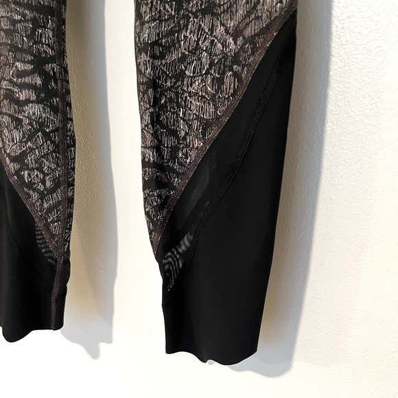 Lululemon Wunder Under Crop Scallop Full-On Luxtreme in Origami Lace Mul… - Picture 9 of 9